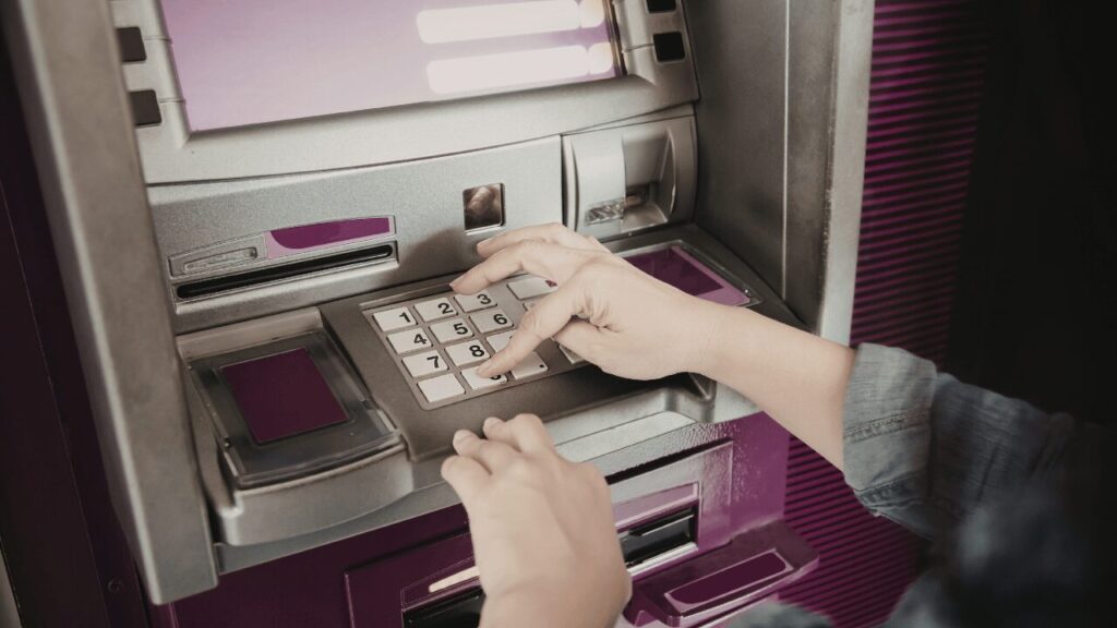 atmを操作している人の手