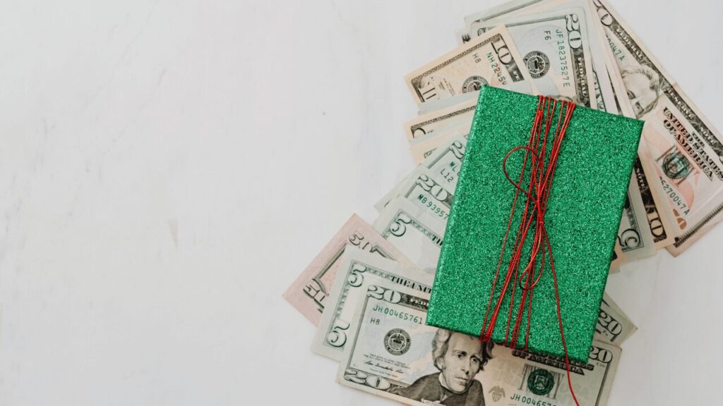 ドル紙幣とプレゼント箱