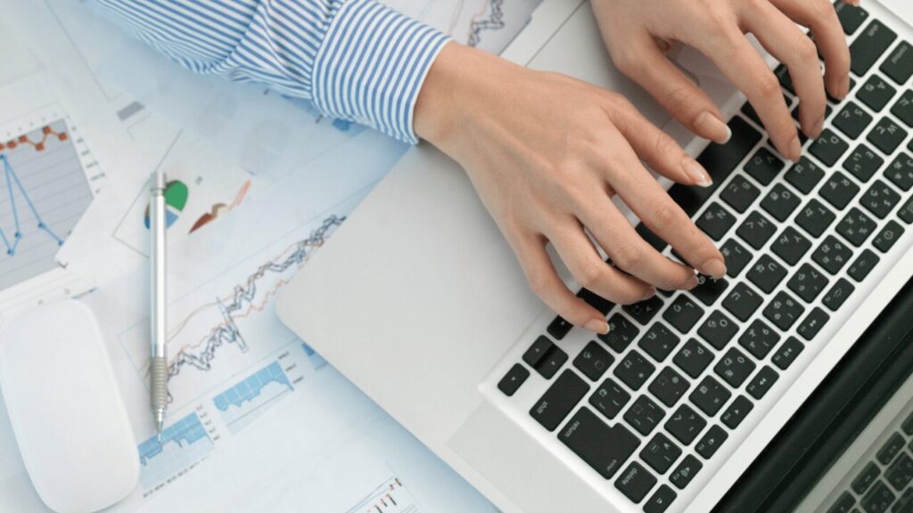 pcを操作している人