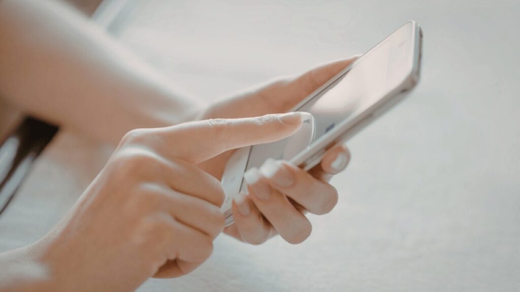 スマホを持ってる人