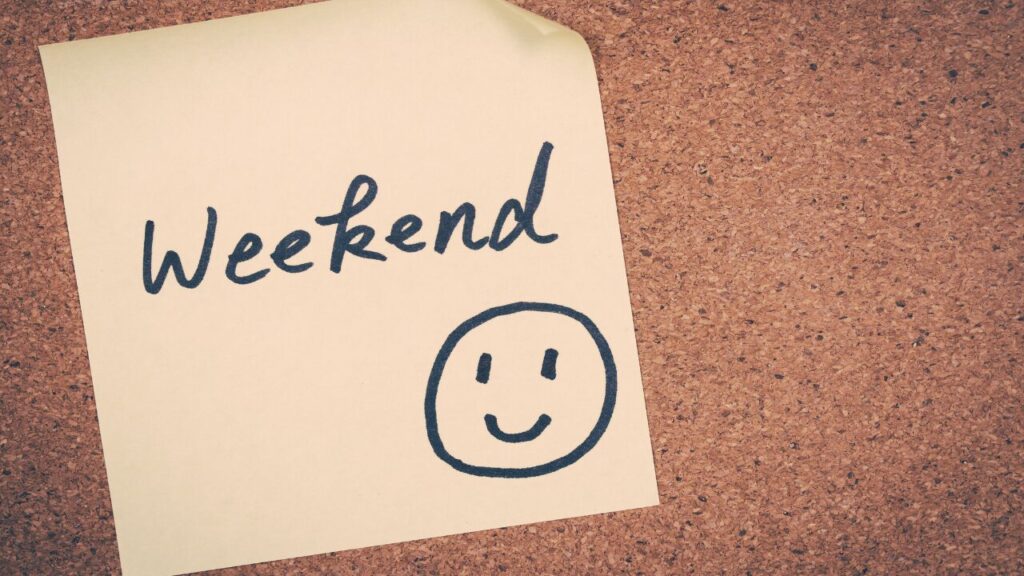 weekendと顔文字が書かれたメモ帳