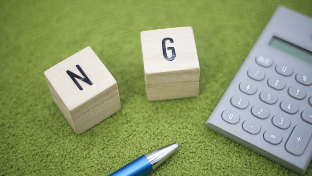 ペンと電卓とNGのブロック