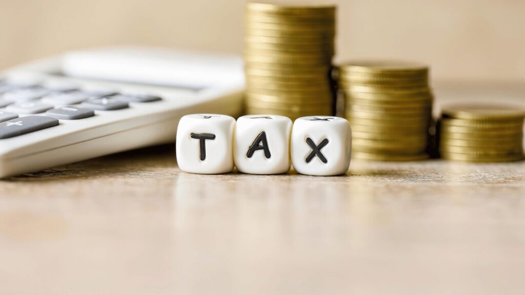 taxと書かれたブロックと金貨