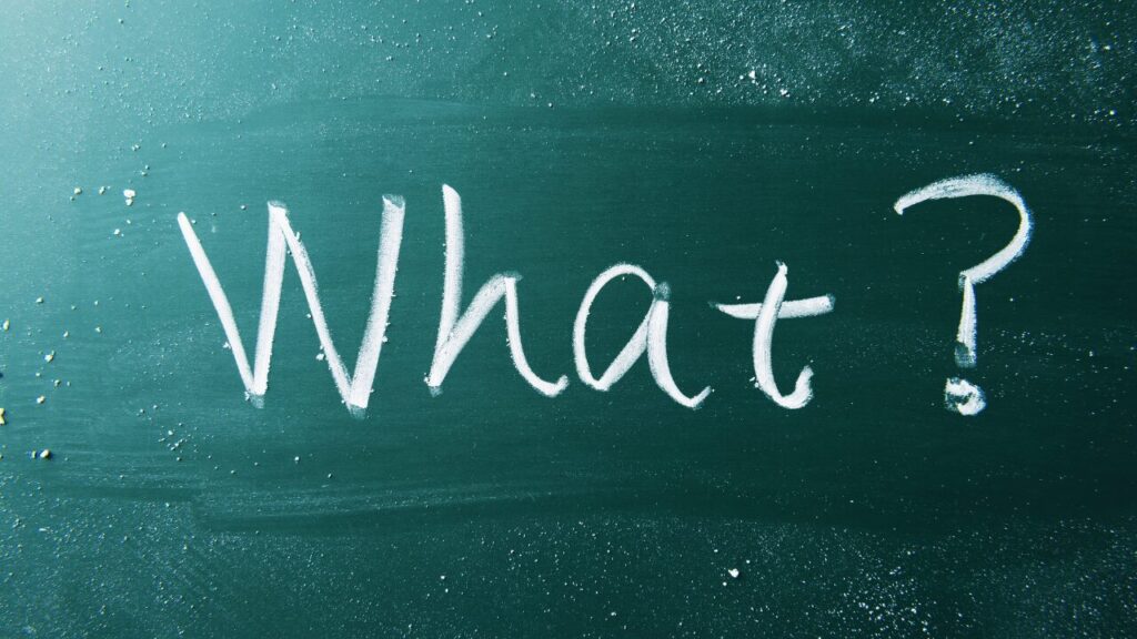 黒板に書かれたwhat？の文字