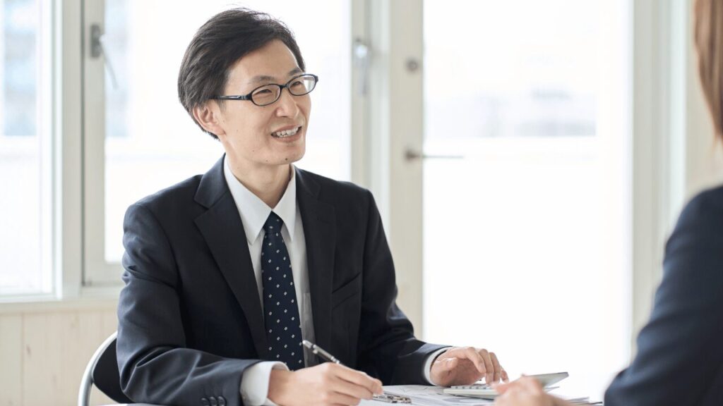 スーツを着た男性