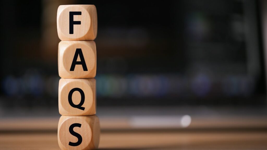 faqssと書かれた木のブロック
