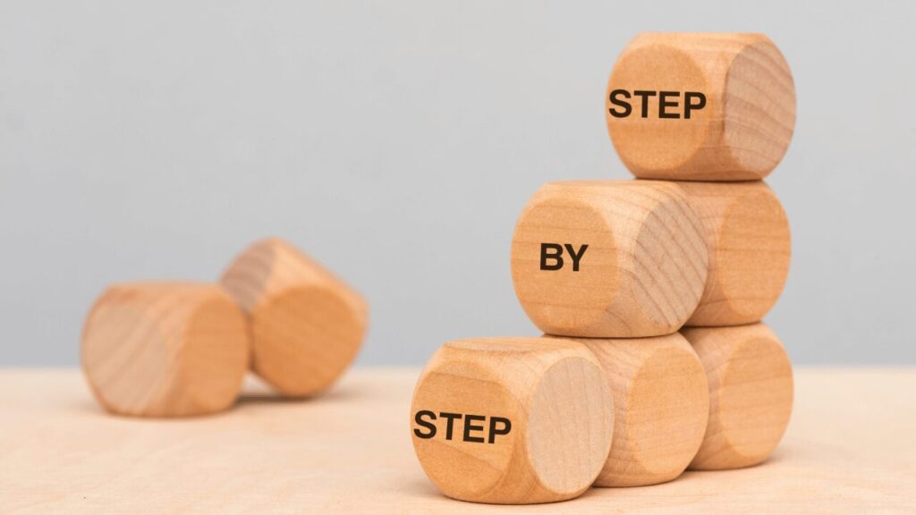 stepと書かれた木のブロック