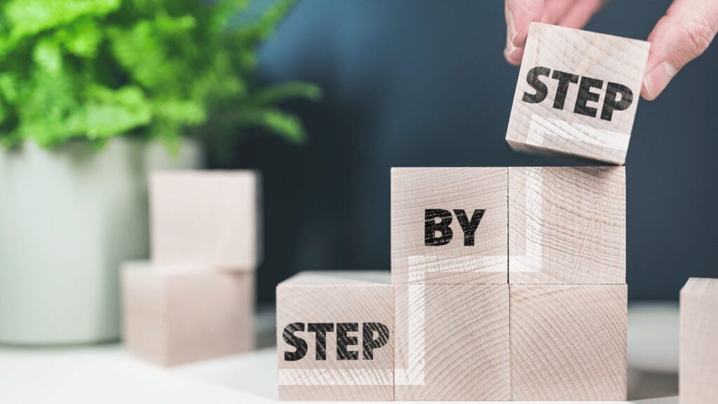 stepと書かれた木のブロック