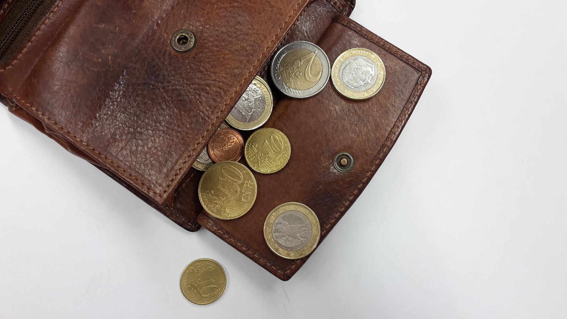 財布から出ているコイン
